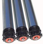 Rouleaux commandés étanches PDF Imprimer Envoyer Rouleaux commandés Rouleaux com_etanche DESCRIPTIF : Sur la base d'un rouleau type "Mines". Soudure du pignon non arasée, avec 1 roulement par pignon. Boîtier équipé d'un roulement 6305 ( axe Ø 25 ), 6206 ( axe Ø 30 ). Manutention de charges isolées lourdes en milieux poussiéreux et humides. Utilisation de -20 à 80°C.