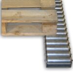 DESCRIPTIF : Longerons en tôle galva ou inox de 25/10 forme "U" ou "Oméga". Longueur maxi : 3000 mm. Perçages au pas de 33 - 50 - 72 mm pour la fixation des rouleaux. Perçages prévus pour la fixation au sol / la mise en place. Autres dimensions sur demande. Possibilité de butées, plages de dépose, guides de dépose. FICHE TECHNIQUE : Rails à rouleaux