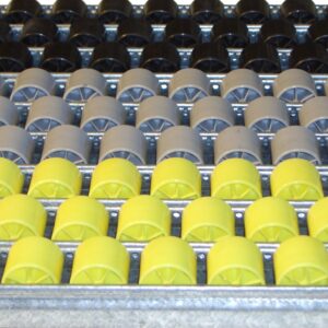 DESCRIPTIF : Rails réalisés à partir de profils galvanisés de 8/10. Longueurs à votre convenance sans supplément. Profil percé au "Pas" de 16,5 mm soit "Pas" possibles : 33 mm ou 49,5 mm. Perçages pour la fixation prevus. Galets Ø 28 mm en plastique axes métalliques Ø 3 mm. Longueur hors tout de 25 mm, hauteur dessus galets 35 mm. FICHE TECHNIQUE : Rails à galets plastiques D28